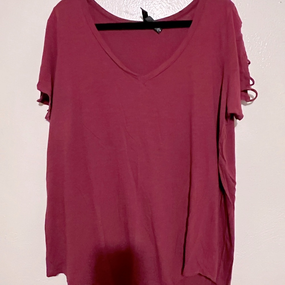 Torrid red v neck tee with lattice sleeves